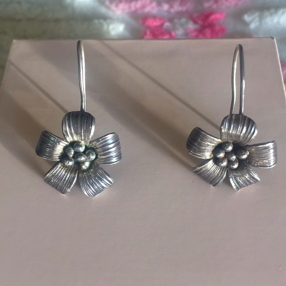 Silver Flower Pierced Earrings, Cute & Classic - Picture 4 of 8